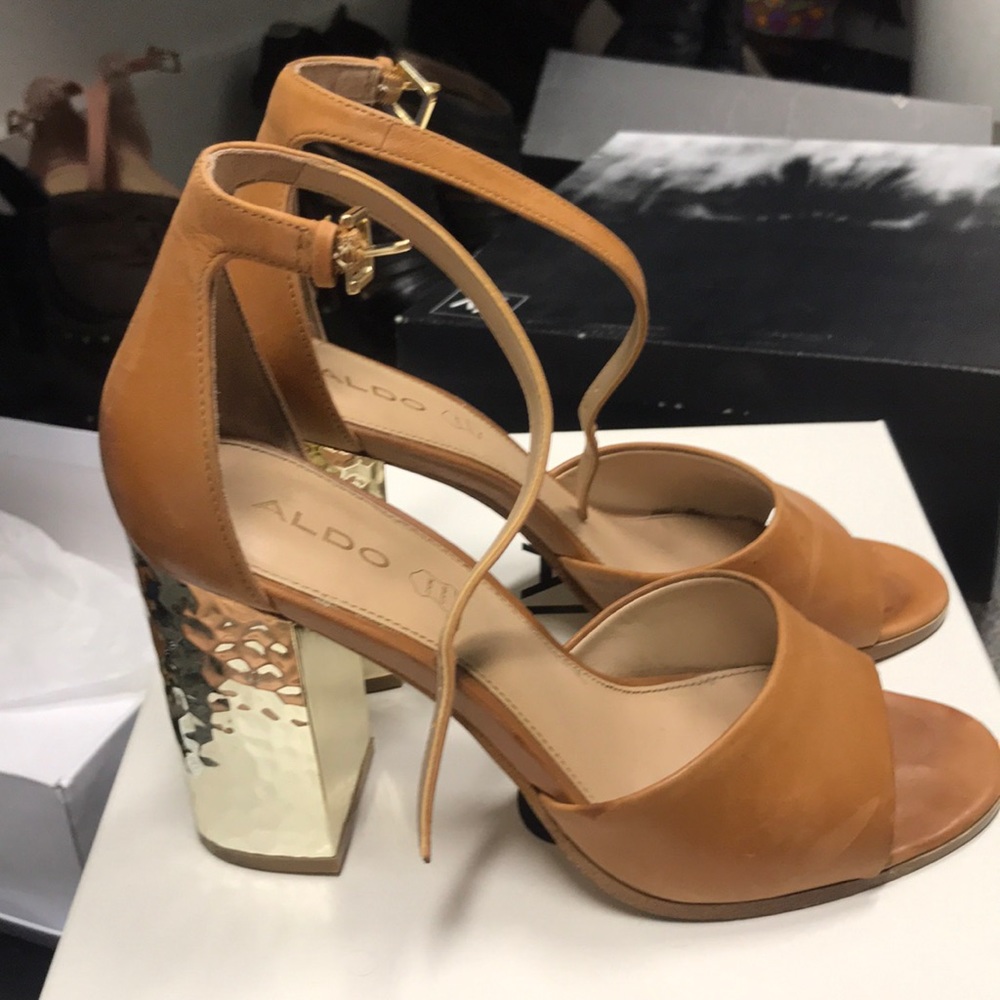 Nude, metalic sandals